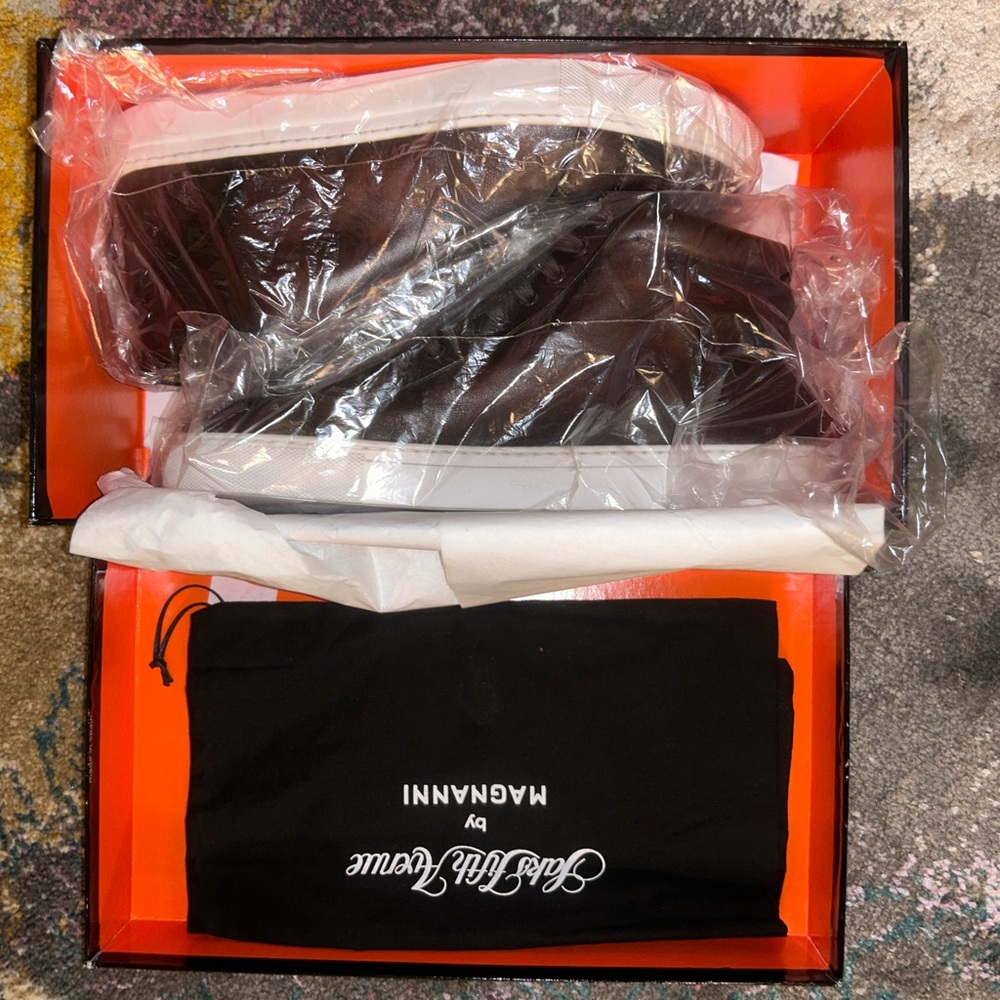 Magnanni Sneaker - Never worn. Discontinued color